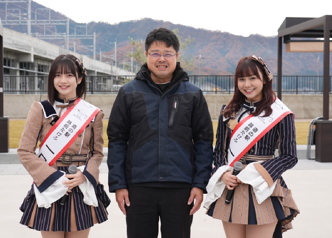 駅長の谷口敏和さん（中央）から一日駅長に任命されました！