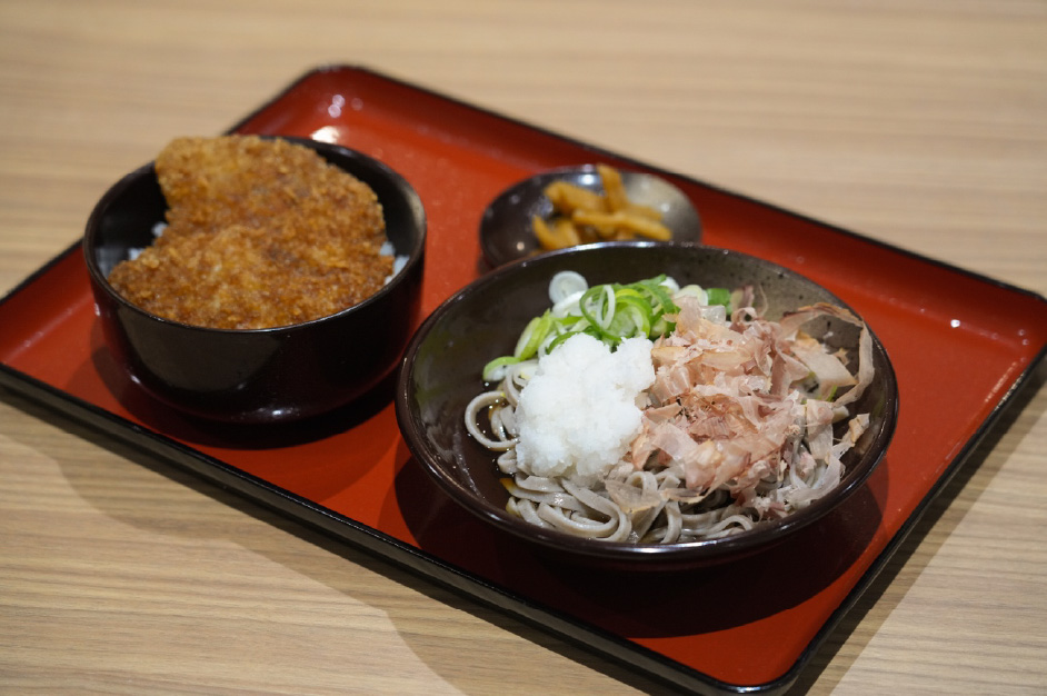 ボリューム感のあるソースカツ丼セット